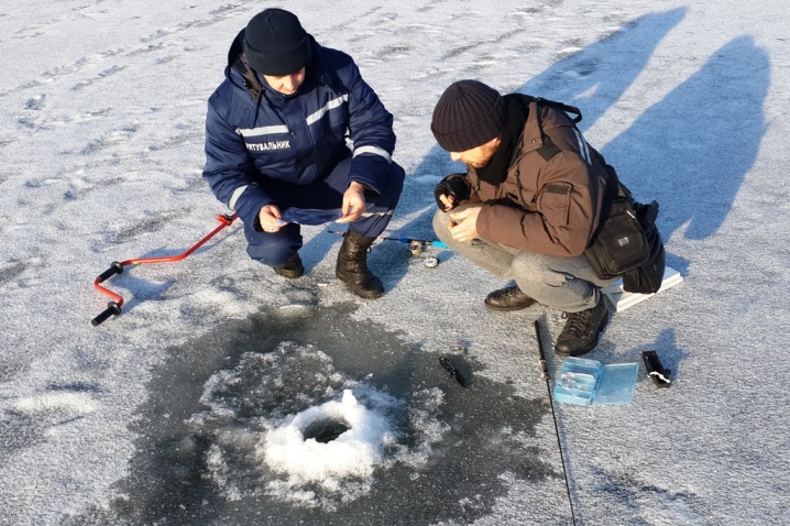 Рятувальники нагадали любителям зимової риболовлі правила безпеки на кризі