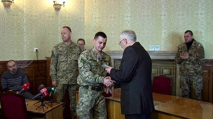 Буковинець, який воював разом із Надією Савченко, отримав нагороду