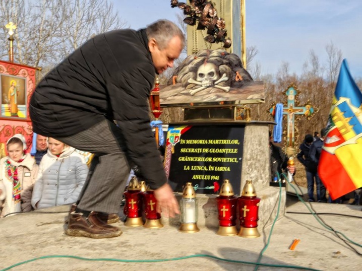 У Лунці освятили хрест у пам'ять про жертв НКВС 