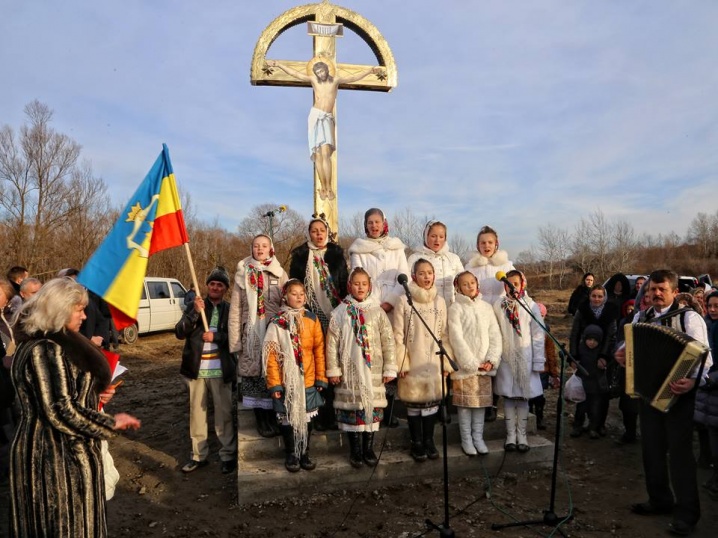 У Лунці освятили хрест у пам'ять про жертв НКВС 