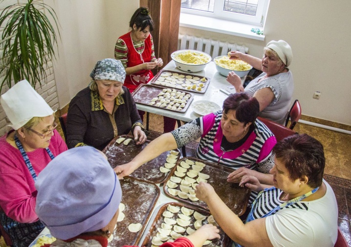 Буковинські волонтери готують смаколики бійцям на передову