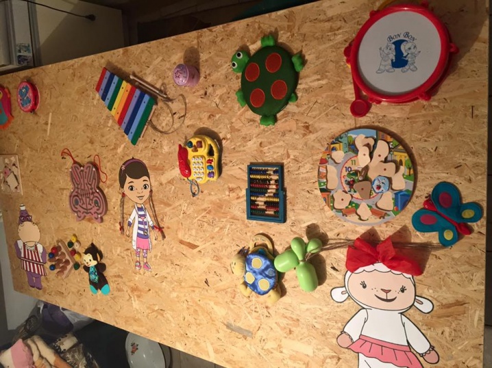 Чернівецькі волонтери власноруч роблять іграшки та прикраси для сенсорної кімнати