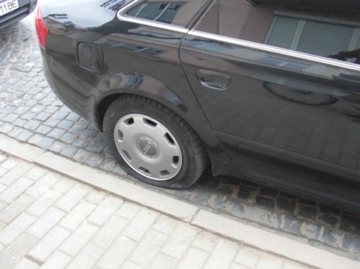 Автомобіль чернівчанина розстріляли у центрі Коломиї Автомобіль чернівчанина розстріляли у центрі Коломиї