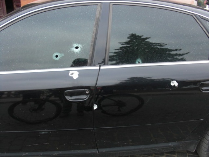 Автомобіль чернівчанина розстріляли у центрі Коломиї Автомобіль чернівчанина розстріляли у центрі Коломиї