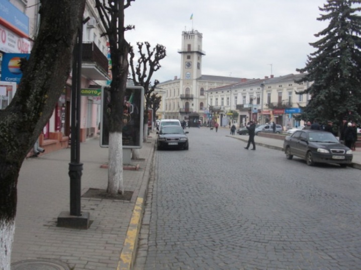 Автомобіль чернівчанина розстріляли у центрі Коломиї Автомобіль чернівчанина розстріляли у центрі Коломиї