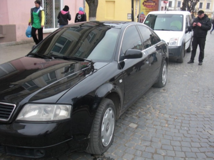 Автомобіль чернівчанина розстріляли у центрі Коломиї Автомобіль чернівчанина розстріляли у центрі Коломиї