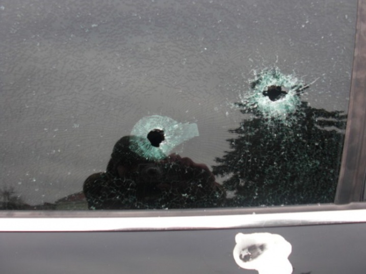 Автомобіль чернівчанина розстріляли у центрі Коломиї Автомобіль чернівчанина розстріляли у центрі Коломиї