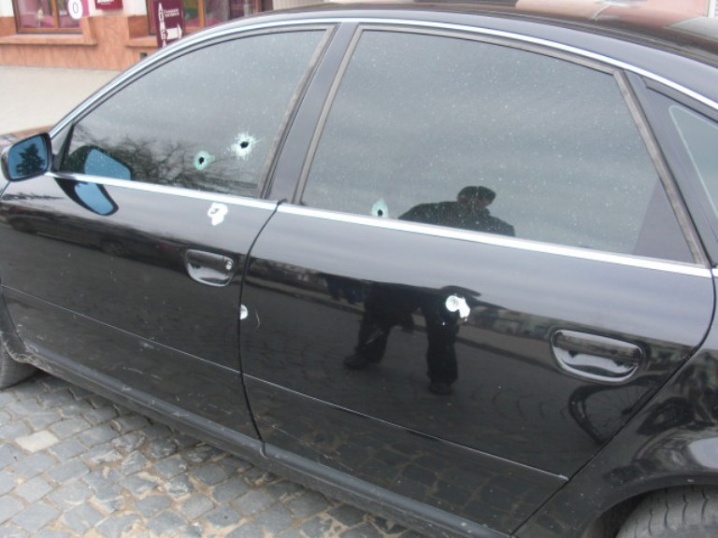 Автомобіль чернівчанина розстріляли у центрі Коломиї Автомобіль чернівчанина розстріляли у центрі Коломиї