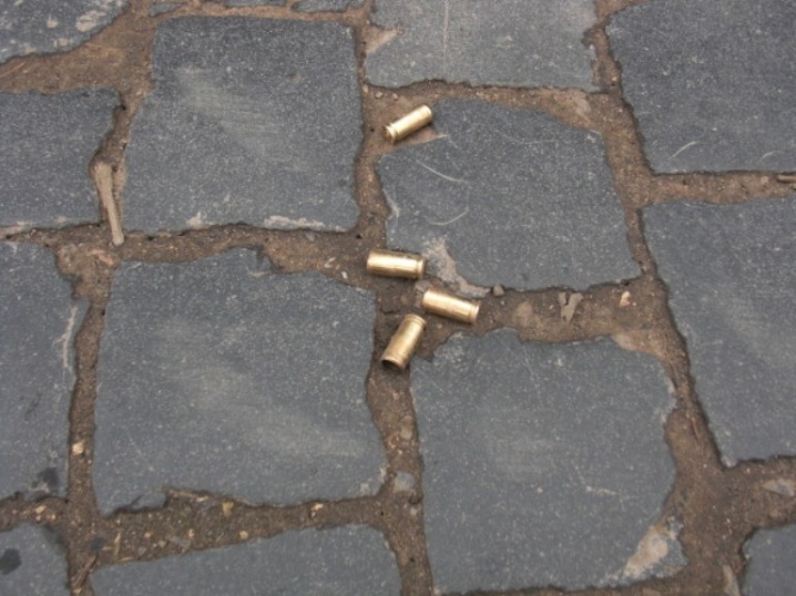 Автомобіль чернівчанина розстріляли у центрі Коломиї Автомобіль чернівчанина розстріляли у центрі Коломиї