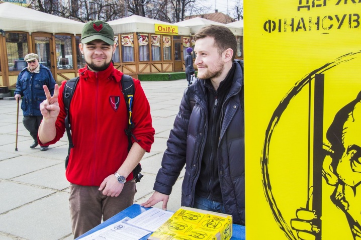 У Чернівцях активісти збирали підписи за арешт кума Путіна