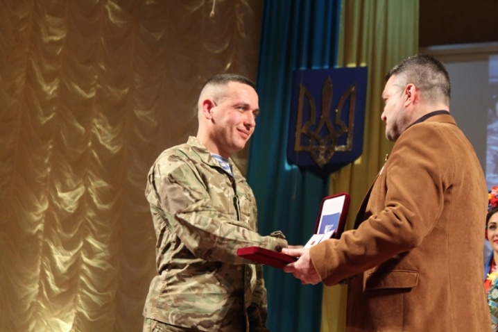 Волонтери у Чернівцях нагороджували Героїв України