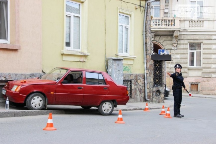 ДТП у Чернівцях - водій в'їхав у будівлю на вулиці Вірменській 