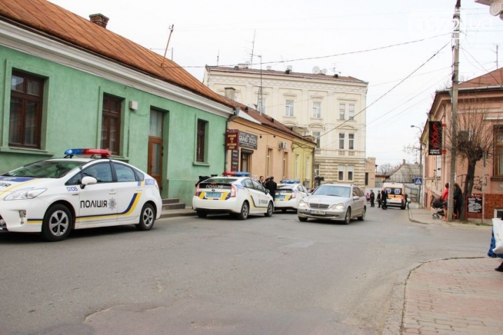 ДТП у Чернівцях - водій в'їхав у будівлю на вулиці Вірменській 