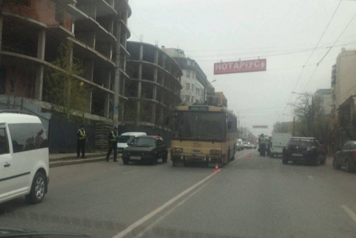 Чернівецький тролейбус пошкодив... дах автомобіля
