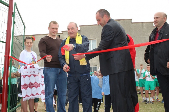 У Новоселицькому районі відкрили спортивний майданчик із штучним покриттям