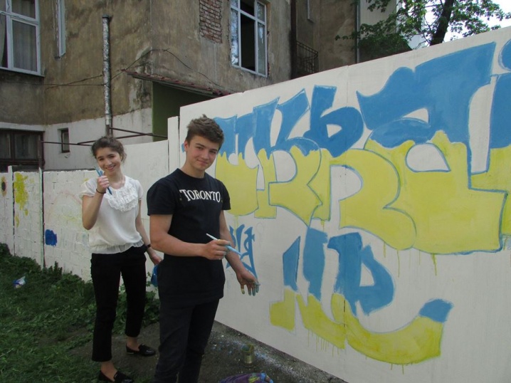 Чернівецькі школярі розписують стіни кольорами миру