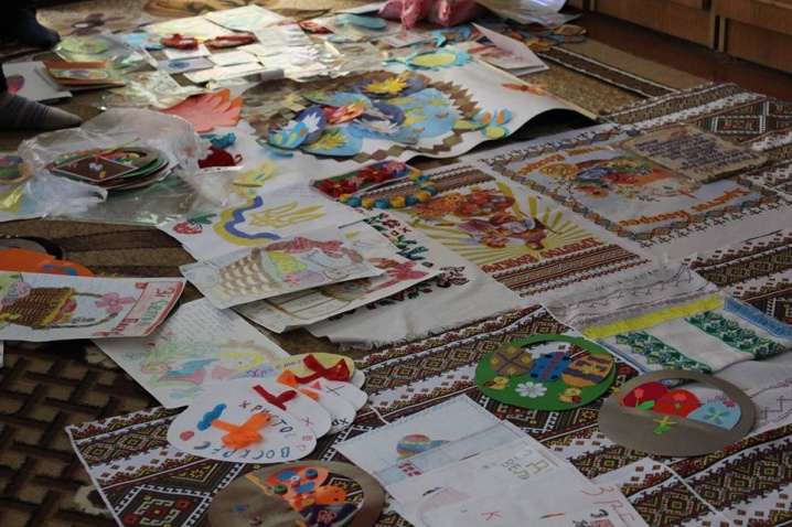 Буковинські волонтери відправили на передову 3500 писанок