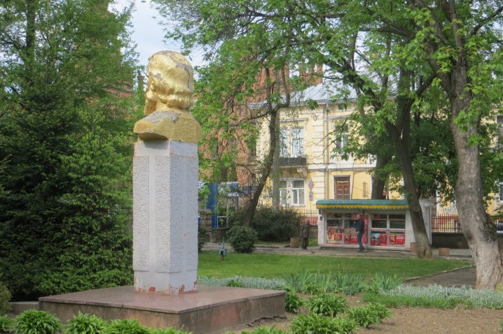 У пам’ятника Сидорові Воробкевичу, що у сквері ЧНУ, тріснула голова