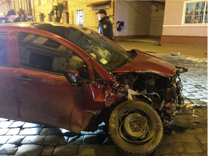 На розі Головної та Шевченка автівка розбилася об стовп