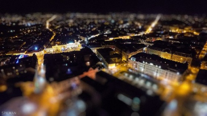 Як виглядають нічні площі Чернівців із висоти