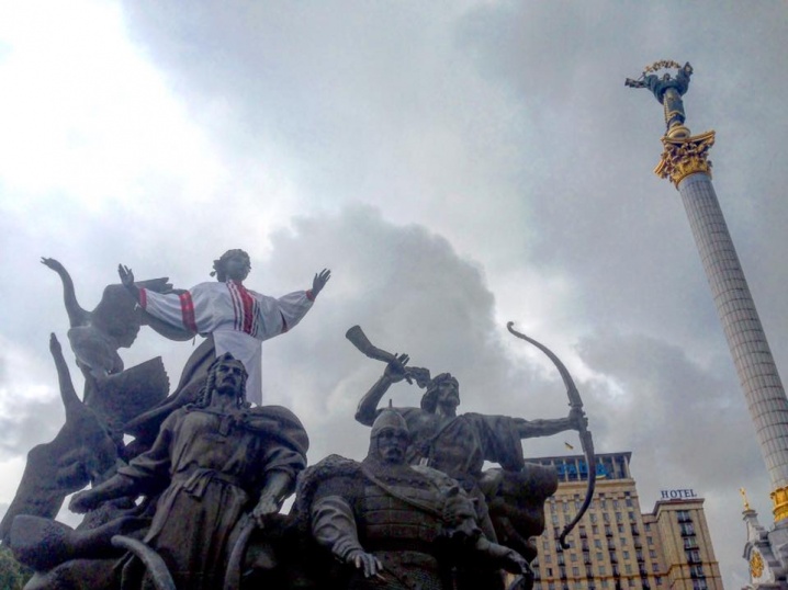 Чернівчанин одягнув київську скульптуру у вишиванку