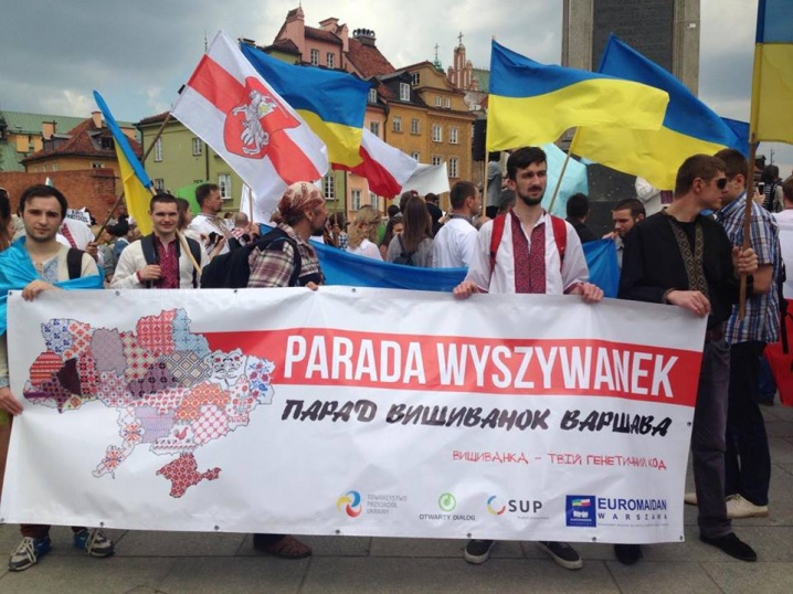 У Варшаві проходить парад вишиванок