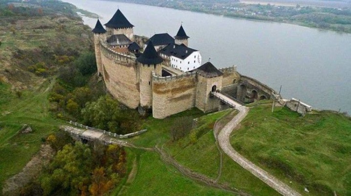 Фортеця, монастир і унікальні горби – туристам пропонують маршрут уздовж Дністра