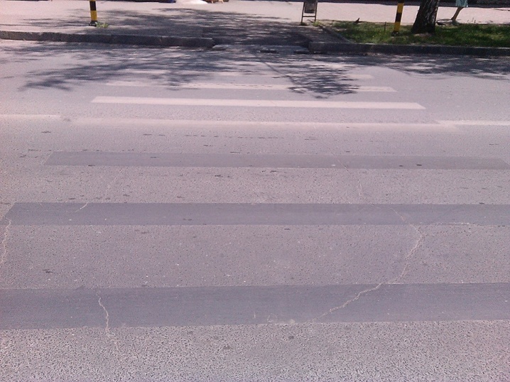 Облаштовані для маломобільних людей заїзди на тротуар вже зіпсувалися Облаштовані для маломобільних людей заїзди на тротуар вже зіпсувалися