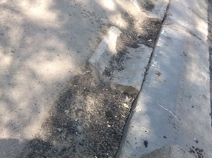 Облаштовані для маломобільних людей заїзди на тротуар вже зіпсувалися Облаштовані для маломобільних людей заїзди на тротуар вже зіпсувалися