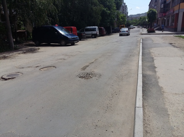 У Чернівцях ще одна нещодавно відремонтована дорога пішла тріщинами