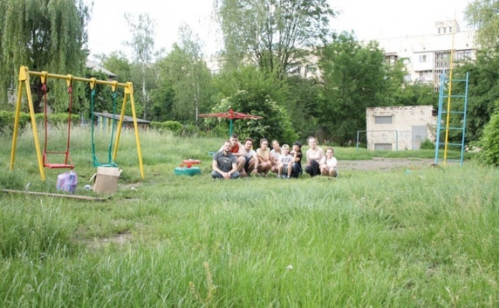 Студенти-медики у Чернівцях розмалювали дитячий майданчик