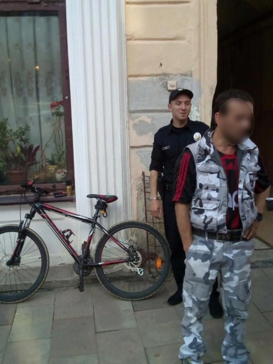 Патрульні поліцейські упіймали на Кобилянської велосипедного крадія