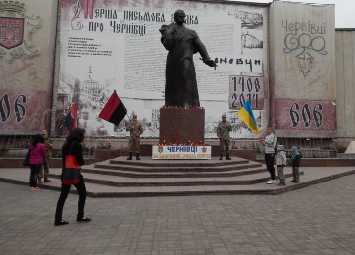 На Центральній площі вшанували пам'ять загиблих бійців «Правого сектору»