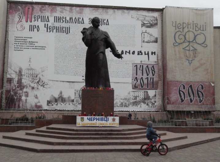 На Центральній площі вшанували пам'ять загиблих бійців «Правого сектору»