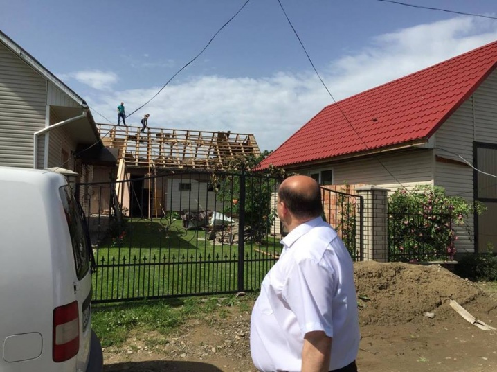 У селі на Глибоччині спішно відновлюють пошкоджені негодою будинки
