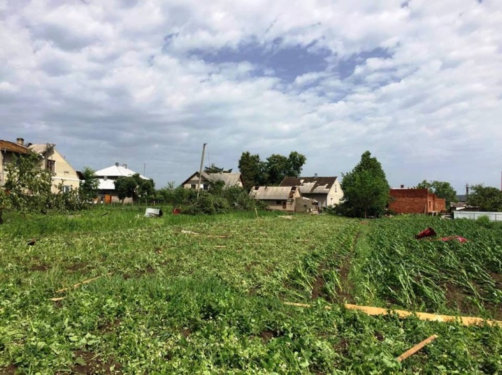 У селі на Глибоччині спішно відновлюють пошкоджені негодою будинки
