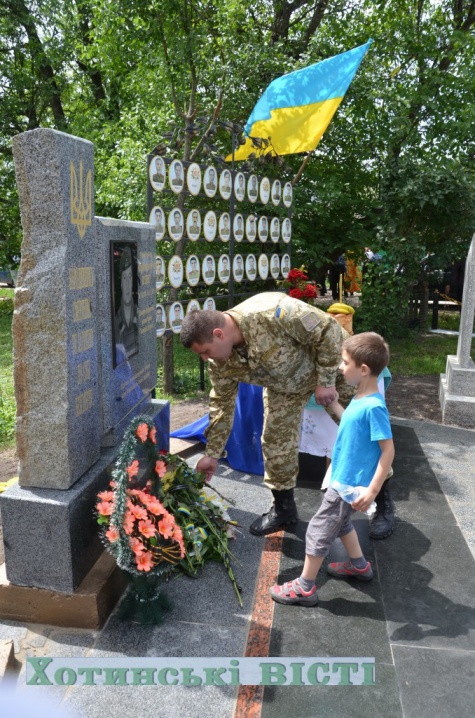 На Хотинщині відкрили пам’ятники загиблим в АТО землякам
