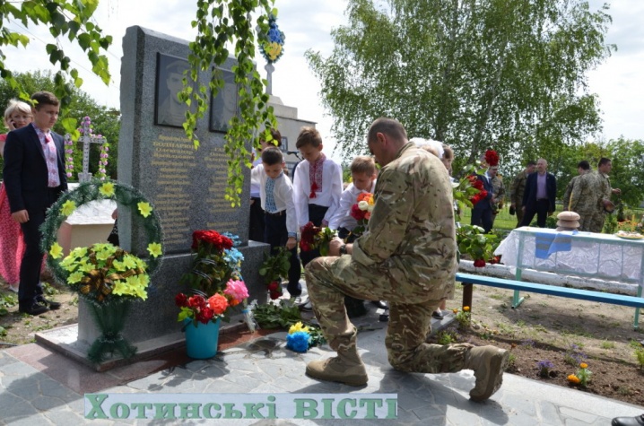 На Хотинщині відкрили пам’ятники загиблим в АТО землякам