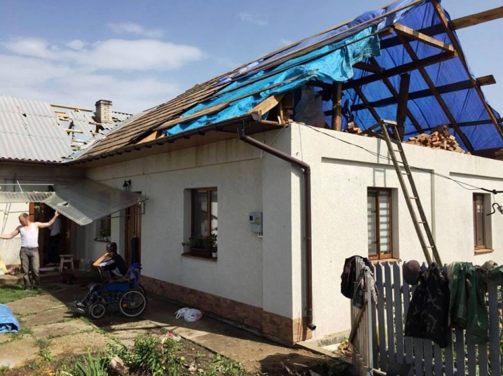 Мунтян власним коштом відремонтує дах будинку односельчанина, що постраждав від буревію