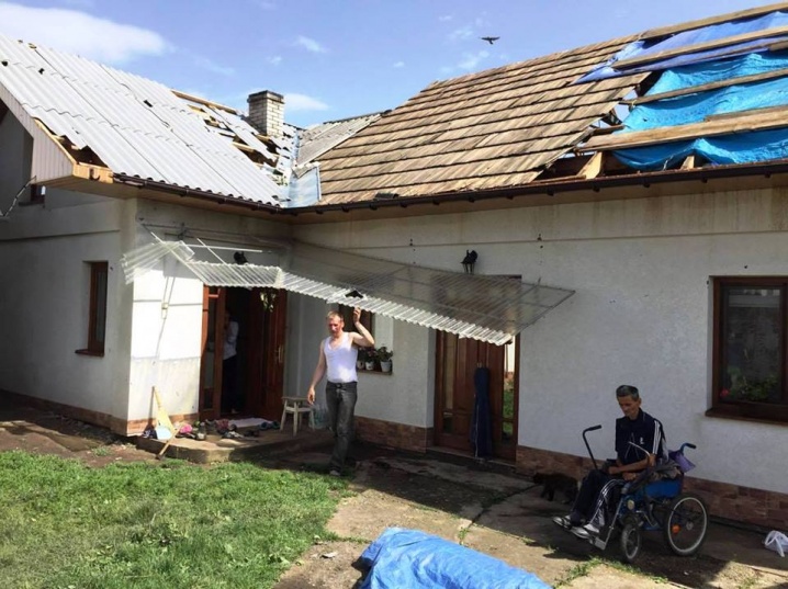 Мунтян власним коштом відремонтує дах будинку односельчанина, що постраждав від буревію