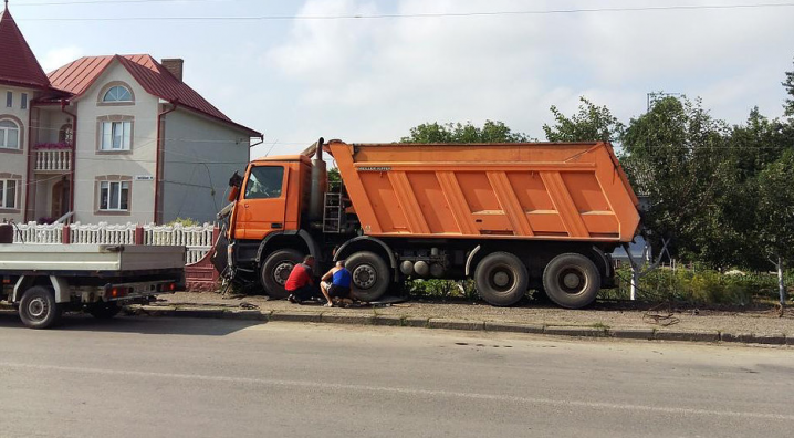 У Новоселиці вантажівка, знісши два стовпи і паркан, влетіла у двір будинку