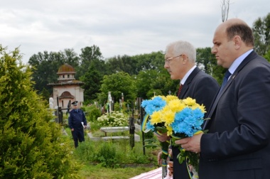 Іван Мунтян на кладовищі пом'янув репресованих більшовицькою владою буковинців
