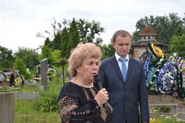 Іван Мунтян на кладовищі пом'янув репресованих більшовицькою владою буковинців