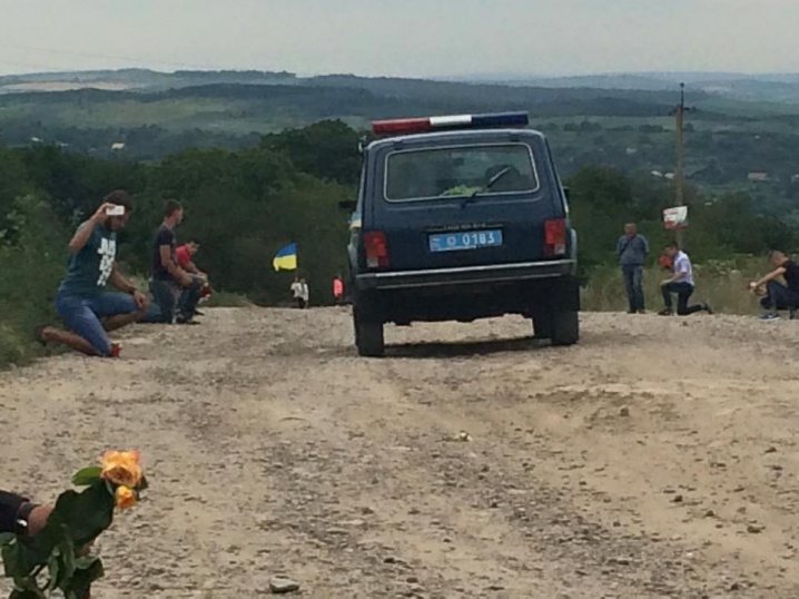 Хотинчани зустрічали тіло загиблого в АТО героя на колінах