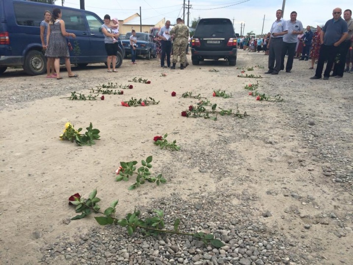Хотинчани зустрічали тіло загиблого в АТО героя на колінах