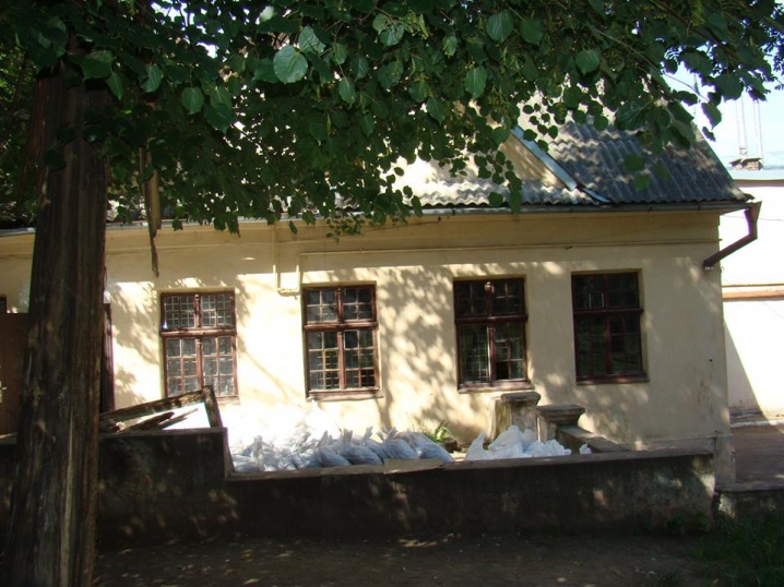 Попри обурення містян, чиновниця міської ради продовжує будуватися у центрі