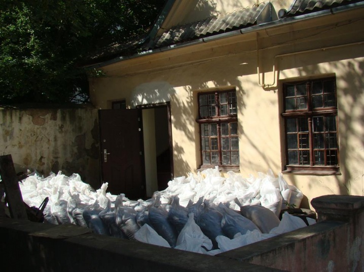 Попри обурення містян, чиновниця міської ради продовжує будуватися у центрі