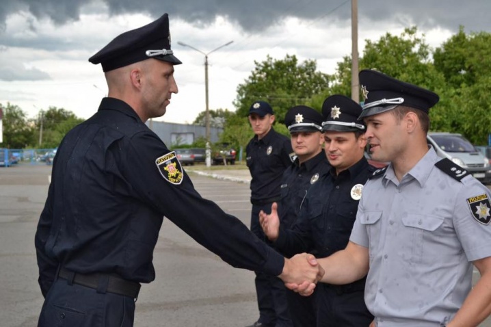 Чернівецьким патрульним присвоїли звання – тепер вони лейтенанти і капрали