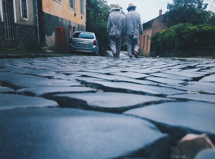 Відомий чернівецький мандрівник пройде через усю Україну босоніж і у вишиванці