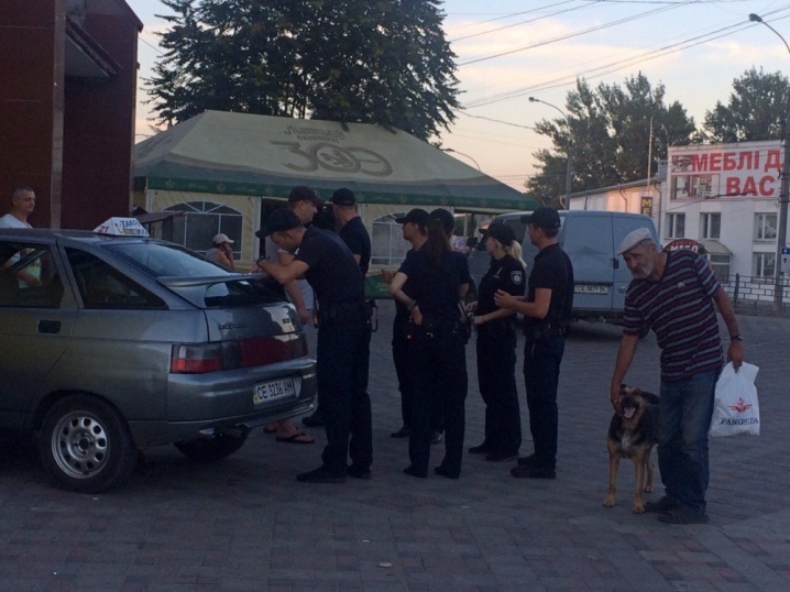 Поліцейські вшістьох складали протокол за неправильну парковку Поліцейські вшістьох складали протокол за неправильну парковку